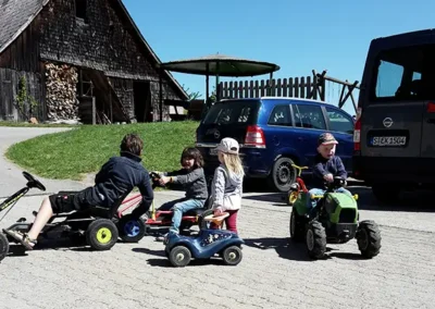 Urlaub auf dem Zuckerbauerhof spielende Kinder